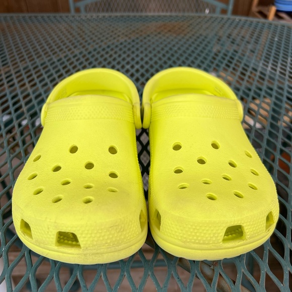 CROCS Women’s 6 Men’s 4 Bright Lemon Yellow Slip On Sandals - Picture 3 of 7